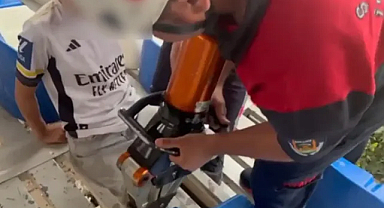 Tribün demirine ayağı sıkışan çocuk itfaiye tarafından kurtarıldı