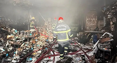 Haliliye'de tesisat deposunda yangın! Tonlarca malzeme küle döndü