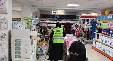 İhtiyaç sahibi yüzlerce aileye gıda ve hijyen yardımı