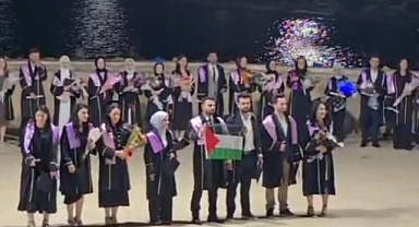 Mezuniyet töreninde Filistin bayrağıyla sahneye çıktı: 