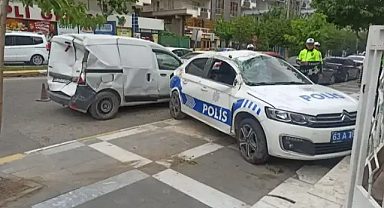 Polis aracının karıştığı kazada 2 kişi yaralandı