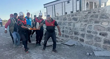 Evin istinat duvarı çöktü: 4 işçi yaralandı