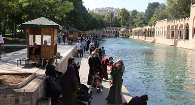 Güneş tepede, çare gölgede: Şanlıurfa 48 dereceyle kavruluyor