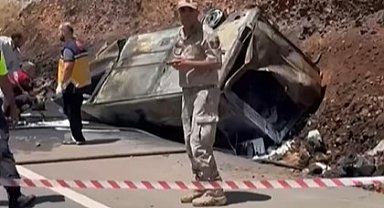 Hilvan'da yanıcı madde taşıyan araç takla attı, 1 ölü 1 yaralı