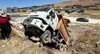 Şanlıurfa'da hafriyat kamyonu şarampole yuvarlandı