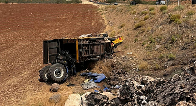 Traktör şarampole devrildi: 2 ölü
