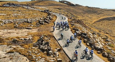 Göbeklitepe’ye anlamlı yolculuk: Pedallar bilim adamı için çevrildi