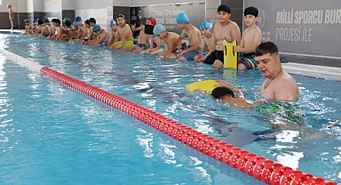Karaköprü’de çocuklar zamanını yüzme öğrenerek değerlendiriyor