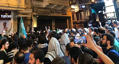 Peygamber Efendimize dalga geçen Leman binası önünde arbede!