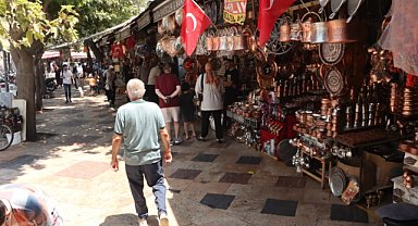 Şanlıurfa, Büyükşehir Belediyesinin dağıttığı bayraklarla donatıldı