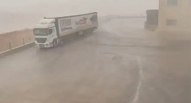 Şanlıurfa'da fırtına ve sağanak yağış bölgesel olarak etkili oldu