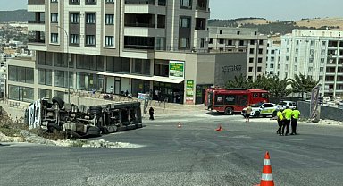 Şanlıurfa’da tır yan yattı: sürücü yaralı kurtuldu