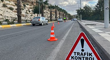 Ceylanpınar-Kızıltepe yolunda otomobil ile traktör çarpıştı: 2 yaralı