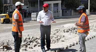 Karaköprü Belediye Başkanı Av. Nihat Çiftçi, ilçede sürdürülen yol ve park çalışmalarını yerinde inceledi.