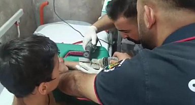 Parmağına pul sıkışan çocuğu itfaiye ekipleri kurtardı