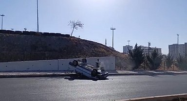 Şanlıurfa'da otomobil yan yattı, vatandaşlar sürücüyü kurtardı