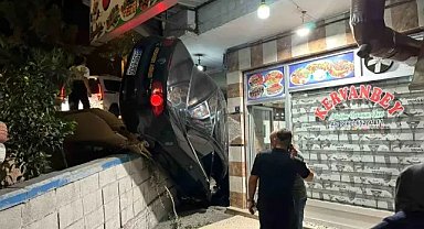 Birecik’te kaza: Fren yerine gaza basan sürücü lokantanın bahçesine uçtu