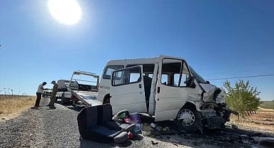 Hilvan’da minibüs ile otomobil çarpıştı: 10 yaralı