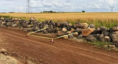 Çiftçinin pulluğuna takılan cisim bomba uzmanlarını harekete geçirdi