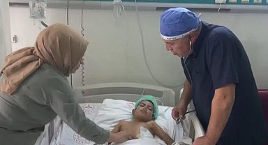 Hayat kurtaran operasyon: Küçük çocuğun patlayan akciğer kisti temizlendi