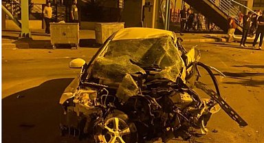 Şanlıurfa’da otomobil üst geçidin merdivenlerine çarptı: sürücü hayatını kaybetti