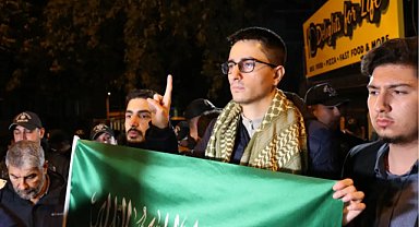 Tesettüre hakarete tepki: Vatandaşlar mekân önünde toplandı 