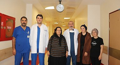 15.8 kiloluk dev tümörden kurtuldu, tekerlekli sandalyeden yürüyerek çıktı!