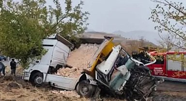 Siverek'te iki kamyon çarpıştı: 1 ölü, 1 ağır yaralı