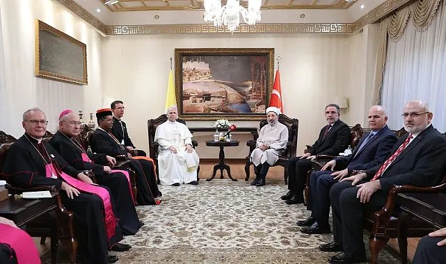 Sosyal medyanın gündemi: Kravatlı müftüler, Sutanalı papazlar