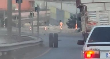 Sürücünün dikkati faciayı önledi: Kamyonet lastiği yolda panik oluşturdu