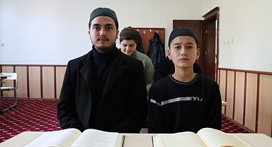 Dünyanın dört bir yanından gençler Şanlıurfa’da Kur’an eğitiminde buluştu