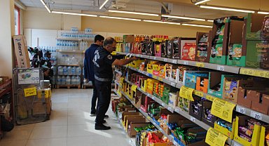 ŞANLIURFA’DA ZABITA EKİPLERİNDEN ZİNCİR MARKETLERE SIKI DENETİM