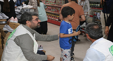 Umut Kervanı Şanlıurfa'da bayram öncesi yetim çocukları giydirdi
